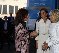 Doña Letizia con la Dra. Jill Biden y la secretaria de Estado de Asuntos Exteriores y Globales, a su llegada al Centro de Investigación contra el Cánc