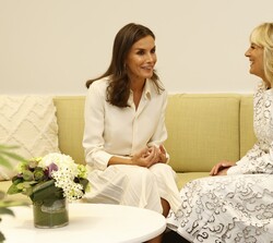 Doña Letizia y la Dra. Jill Biden conversan durante su encuentro