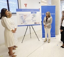 La Reina con la Primera Dama de los Estados Unidos durante su recorrido por la exposición de paneles sobre las investigaciones en cáncer