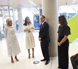 Doña Letizia y la Dra. Jill Biden durante su recorrido por la exposición de paneles sobre las investigaciones en cáncer
