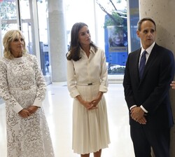 La Reina con la Primera Dama de los Estados Unidos durante su recorrido por la exposición de paneles sobre las investigaciones en cáncer