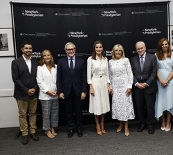 La Reina con la Primera Dama de los Estados Unidos acompañadas por las autoridades asistentes al acto