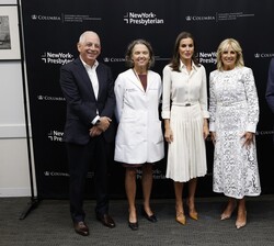 La Reina con la Primera Dama de los Estados Unidos momentos antes del comienzo del acto