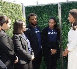 Doña Letizia con la Dra. Jill Biden conversan con jovenes de la Universidad de Columbia