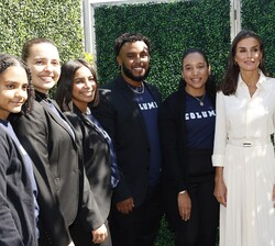 Doña Letizia y la Dra. Jill Biden con jovenes de la Universidad de Columbia
