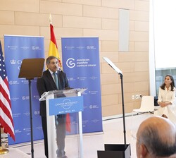 La Reina y la Primera Dama de los Estados Unidos durante la intervención del director del Herbert Irving Comprehensive Cancer Center de la Universidad