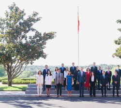 Su Majestad el Rey con los miembros de la LXXI promoción del Cuerpo Superior de Técnicos Comerciales y Economistas del Estado