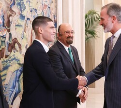 El Rey recibe el saludo del tenista Carlos Alcaraz