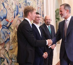 Don Felipe recibe el saludo del tenista Martín Landaluce
