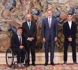 El Rey con los tenistas españoles ganadores en el US Open 2022, Carlos Alcaraz, Martín Landaluce y Martín de la Puente
