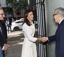 Doña Letizia fue recibida por el presidente de la AECC y de su fundación científica, Ramón Reyes