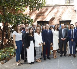 Doña Letizia con los participantes en el encuentro con investigadores españoles en materia de lucha contra el cáncer
