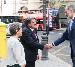 Su Majestad el Rey recibe el saludo del ministro de Inclusión, Seguridad Social y Migraciones, José Luis Escrivá