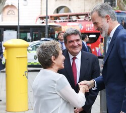 Su Majestad el Rey recibe el saludo de la delegada del Gobierno de la Comunidad Autónoma de las Illes Balears, Aina Calvo