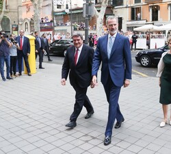 Su Majestad el Rey se dirige al CaixaForum junto a las autoridades que le recibieron a su llegada