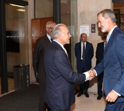 Su Majestad el Rey recibe el saludo del presidente de la Fundación "la Caixa", Isidro Fainé