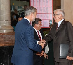 Su Majestad el Rey recibe el saludo del vicepresidente de la Fundación "la Caixa", Juan José López Burniol