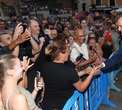 Don Felipe saluda al público congregado en los alrededores del CaixaForum