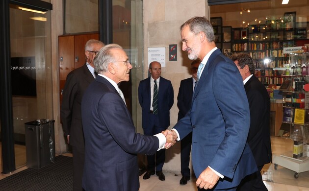 Su Majestad el Rey recibe el saludo del presidente de la Fundación "la Caixa", Isidro Fainé