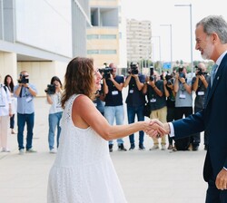 A su llegada, Su Majestad el Rey recibe el saludo de la presidenta de Illes Balears, Francina Armengol