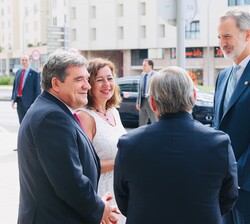 Don Felipe conversa con las autoridades que le recibieron a su llegada