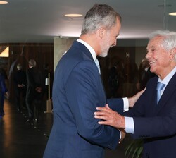 Su Majestad el Rey recibe el saludo de Gabriel Escarrer, premiado de esta séptima edición de Premio Reino de España a la Trayectoria Empresarial