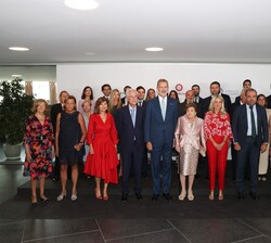 Fotografía de grupo de Su Majestad el Rey junto a Gabriel Escarrer y su familia