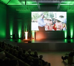 Vista general durante la proyección de un vídeo homenaje a Gabriel Escarrer, premiado de esta edición