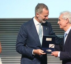 Su Majestad el Rey junto a Gabriel Escarrer Juliá tras recibir el Premio Reino de España a la trayectoria empresarial