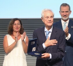 Gabriel Escarrer tras recibir el galardón de manos de Su Majestad el Rey recibe una gran ovación por el público asistente