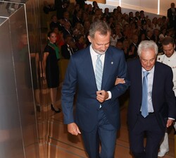 Su Majestad el Rey acompañado de Gabriel Escarrer a la salida del Palacio de Congresos de Palma