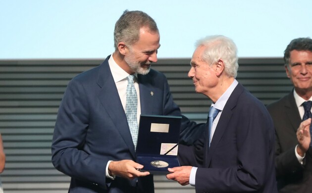 Su Majestad el Rey junto a Gabriel Escarrer Juliá tras recibir el Premio Reino de España a la trayectoria empresarial