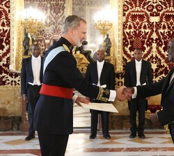 Su Majestad el Rey recibió en el Palacio Real de Madrid las Cartas Credenciales del embajador de la República de Kenia, Michael Adipo Okoth Oyugi