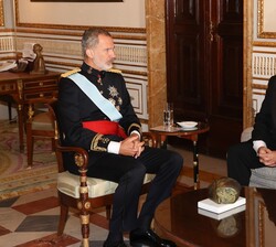 El Rey conversa con el embajador de la República de Panamá, Allen Jackson Sellers Lara