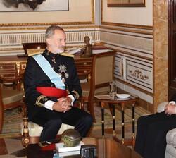 El Rey conversa con el embajador de la República del Perú, Oscar José Ricardo Maúrtua de Romaña