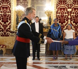 Su Majestad el Rey recibió en el Palacio Real de Madrid las Cartas Credenciales de la embajadora de la República de Sudáfrica, Sankie Dolly Mthembi-Ma
