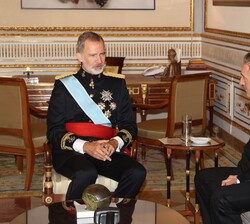 El Rey conversa con el embajador de la República de Austria, Enno Drofefenik