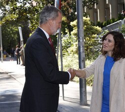 Su Majestad el Rey recibido a su llegada por la presidenta de la Comunidad de Madrid, Isabel Díaz Ayuso