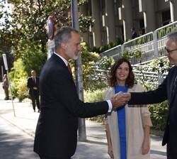 Su Majestad el Rey recibido a su llegada por el ministro de Universidades, Joan Subirats