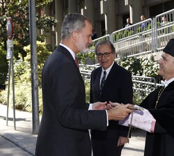 Su Majestad el Rey recibe el bastón rectoral del rector magnífico de la UNED; Ricardo Mairal