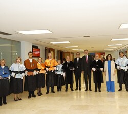 Su Majestad el Rey con las autoridades asistentes al acto