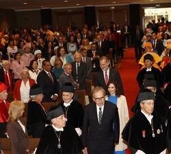Su Majestad el Rey en el interior del salón de actos