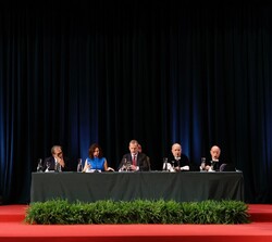 Su Majestad el Rey en la mesa presidencial durante la lección magistral de la catedrática emérita de Filosofía Moral y Política en la UNED, Amelia Val