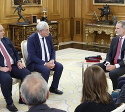 Don Felipe durante la audiencia mantenida con el secretario general de la Oficina Internacional de Exposiciones (BIE) y la delegación de esa organizac