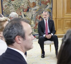 El Rey en un momento de la audiencia con el secretario general de la Oficina Internacional de Exposiciones (BIE) y la delegación de esa organización
