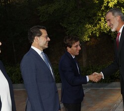 Don Felipe recibe el saludo del alcalde de Madrid, José Luis Martínez-Almeida