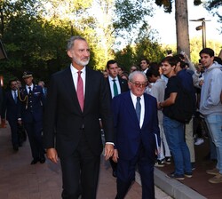 El Rey acompañado por el presidente del Jurado, Eduardo Serra, a su llegada al Colegio Universitario de Estudios Financieros