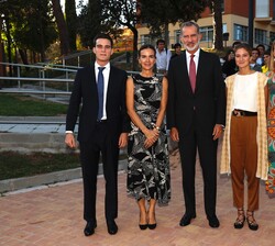 Don Felipe acompañado de Luisa Sáenz de Fernández de Araoz, viuda de Jaime Fernández de Araoz, y de sus hijos