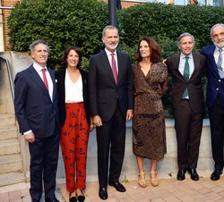 Su Majestad el Rey acompañado de los miembros del jurado