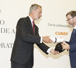 Su Majestad el Rey entrega de la VIII edición del Premio Jaime Fernández de Araoz de Finanzas Corporativas a Lucian Bebchuk